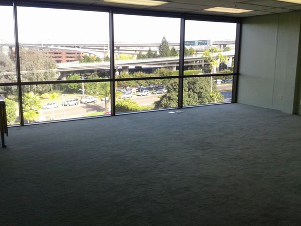 ONE OF A KIND, 2nd FLOOR, ALL WINDOWS AND WONDERFUL VIEW OF THE VALLEY